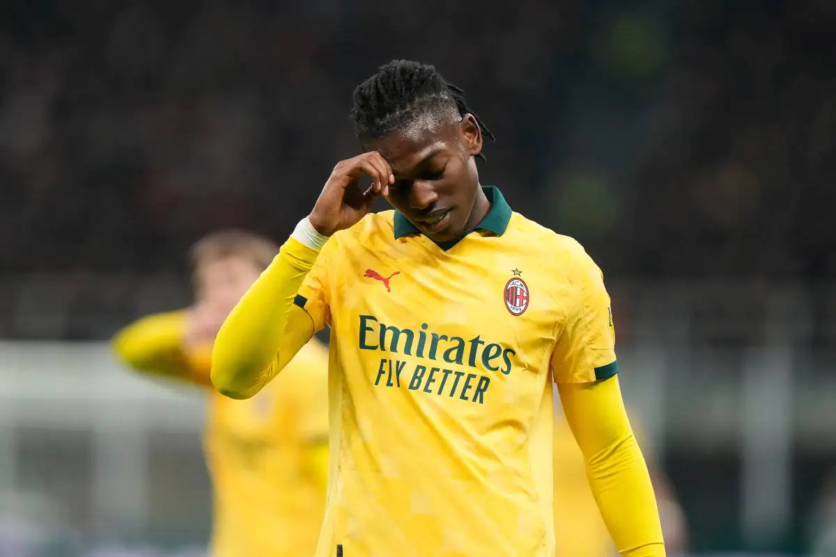 Leao preoccupato con la mano in viso