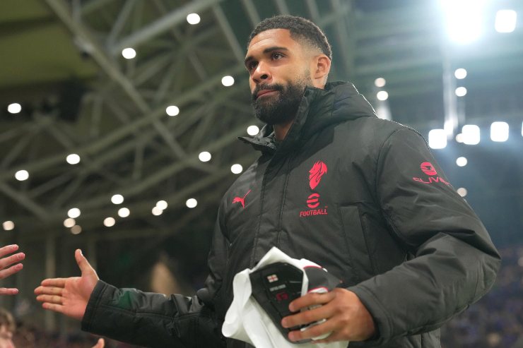 Ruben Loftus-Cheek immortalato mentre saluta i compagni dopo l'uscita dal campo