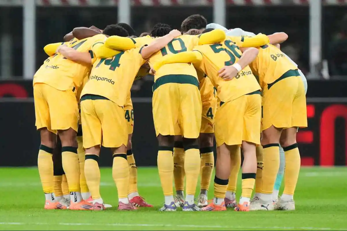 Il Milan riunito in cerchio