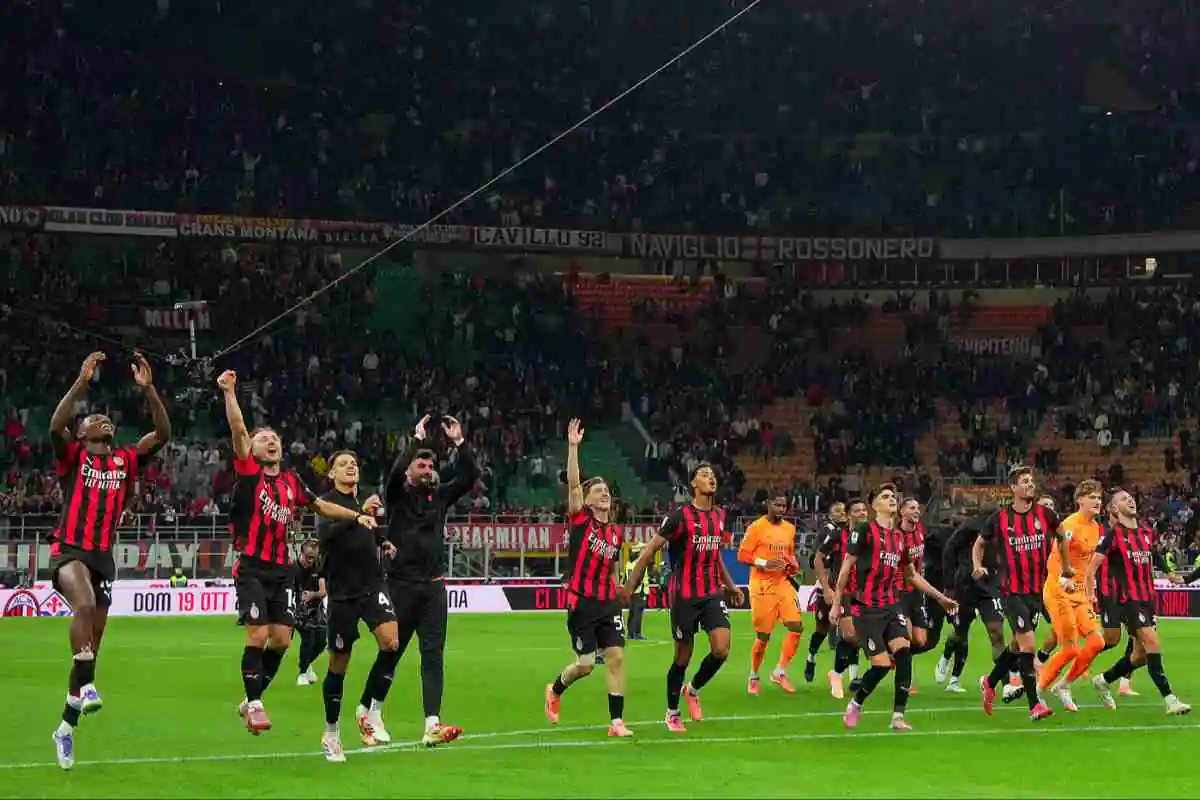 Il Milan esulta sotto la Curva
