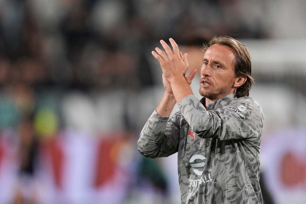 Il centrocampista del Milan Luka Modric in campo per il riscaldamento