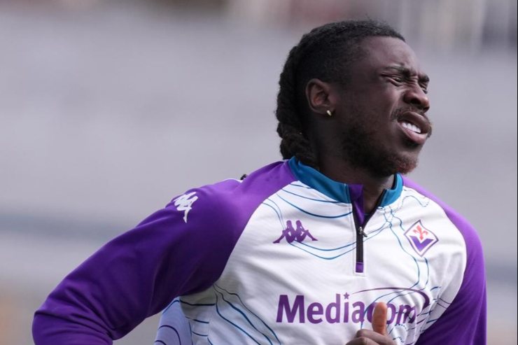 Moise Kean corre con la Fiorentina durante il riscaldamento, volto contratto per il dolore, verso Milan–Fiorentina 2025/26.