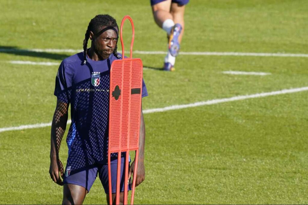 Moise Kean durante l’allenamento della Nazionale italiana a Coverciano, accanto al manichino per esercitazioni sul campo, sosta di ottobre 2025.