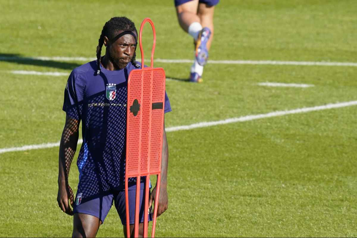 Moise Kean durante l’allenamento della Nazionale italiana a Coverciano, accanto al manichino per esercitazioni sul campo, sosta di ottobre 2025.