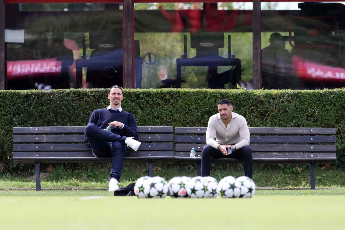 Zlatan Ibrahimovic e Geoffrey Moncada seduti a bordo campo a Milanello nel 2025, mentre osservano l’allenamento del Milan.