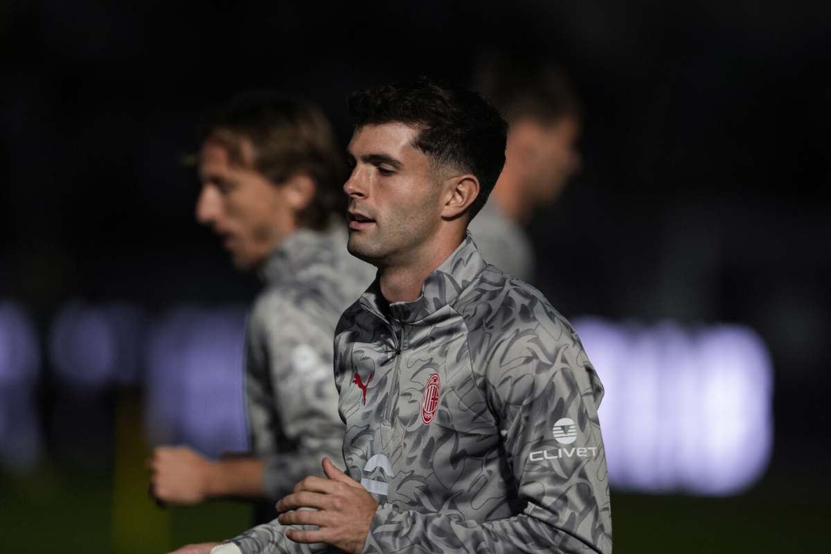 Christian Pulisic del Milan durante il riscaldamento pre-partita di Serie A 2025/2026 allo stadio San Siro.