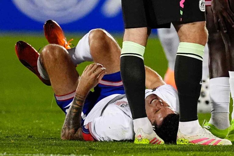 Christian Pulisic dolorante a terra dopo un infortunio con la Nazionale USA durante una partita disputata nell’ottobre 2025.