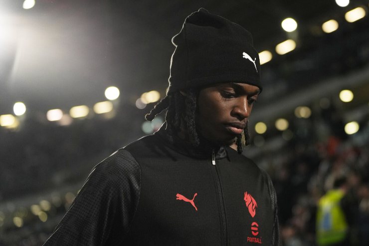 Rafael Leão del Milan durante il riscaldamento a San Siro, concentrato prima della partita di Serie A 2025/26.