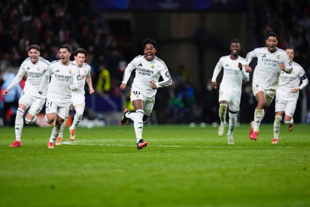 Giocatori del Real Madrid esultano dopo la vittoria in Champions League 2025, correndo verso la curva tra sorrisi e abbracci.
