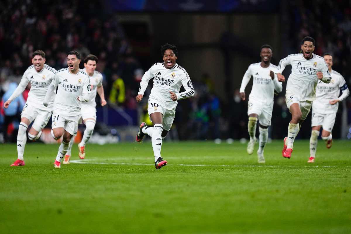 Giocatori del Real Madrid esultano dopo la vittoria in Champions League 2025, correndo verso la curva tra sorrisi e abbracci.