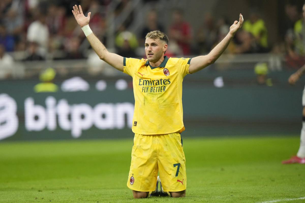 Santiago Giménez protesta con la maglia del Milan durante una partita di campionato allo stadio San Siro