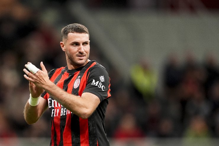 Santiago Giménez in azione con la maglia del Milan durante una partita di campionato allo stadio San Siro