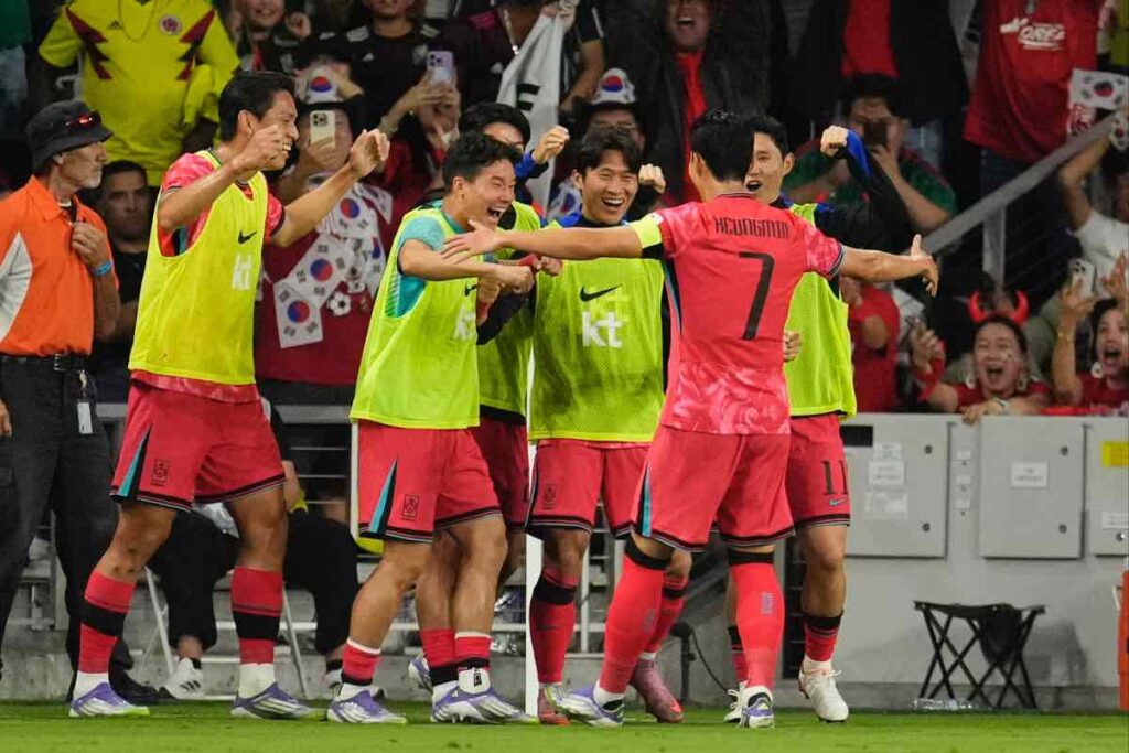 Son Heung-min esulta con i compagni della Corea del Sud dopo un gol nelle qualificazioni mondiali 2025.