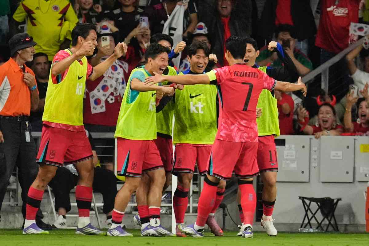 Son Heung-min esulta con i compagni della Corea del Sud dopo un gol nelle qualificazioni mondiali 2025.