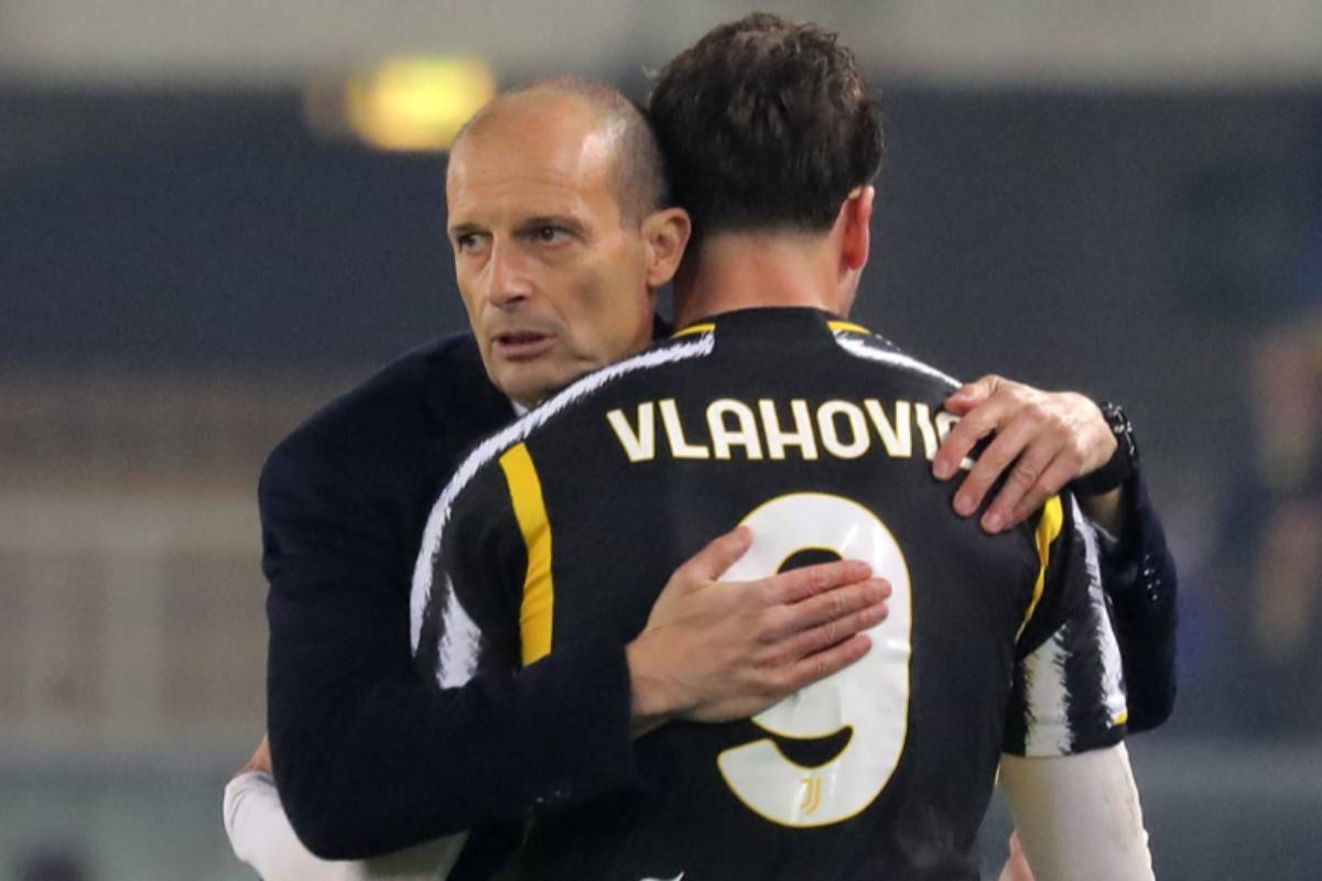 Allegri abbraccia Vlahovic