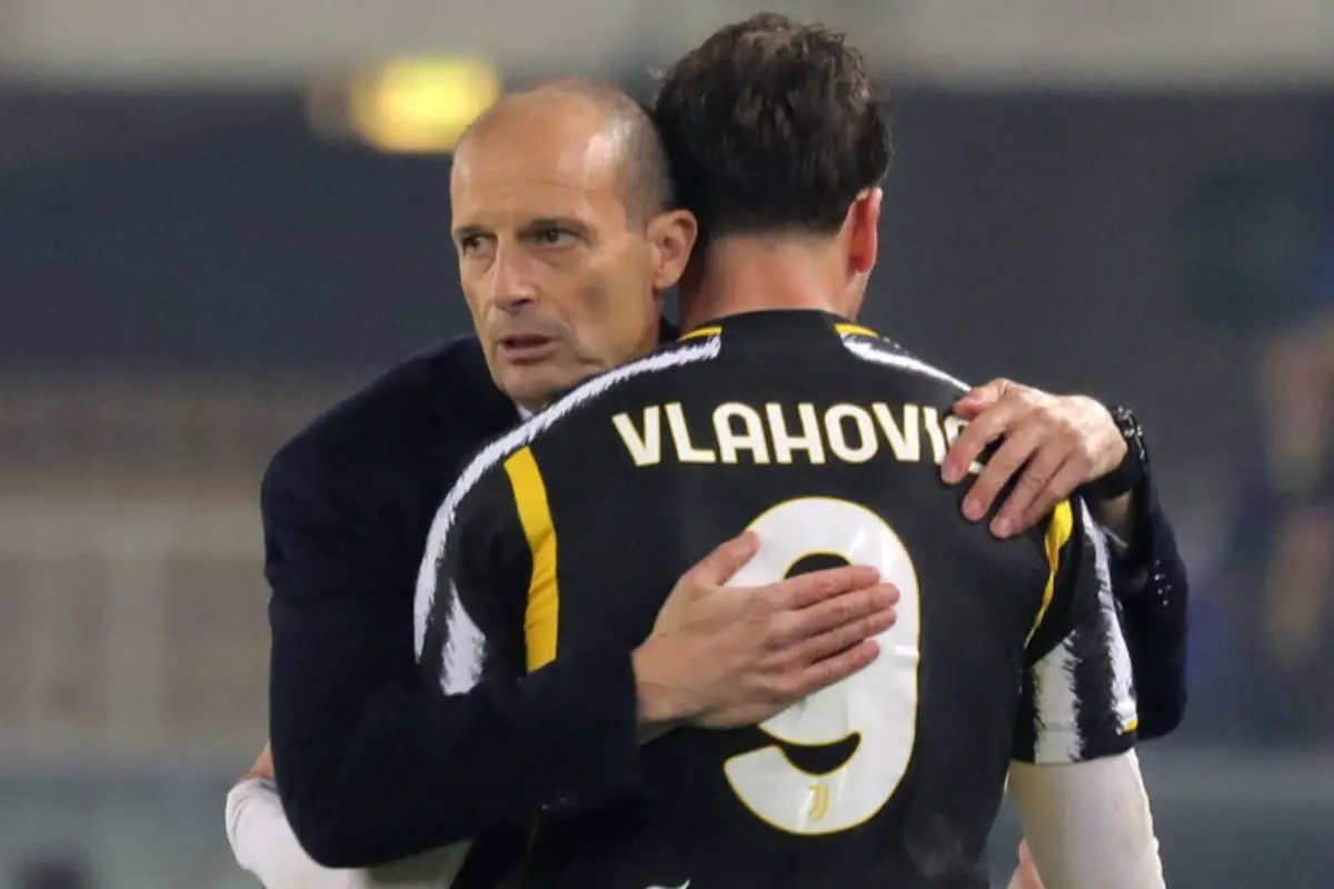 Allegri abbraccia Vlahovic