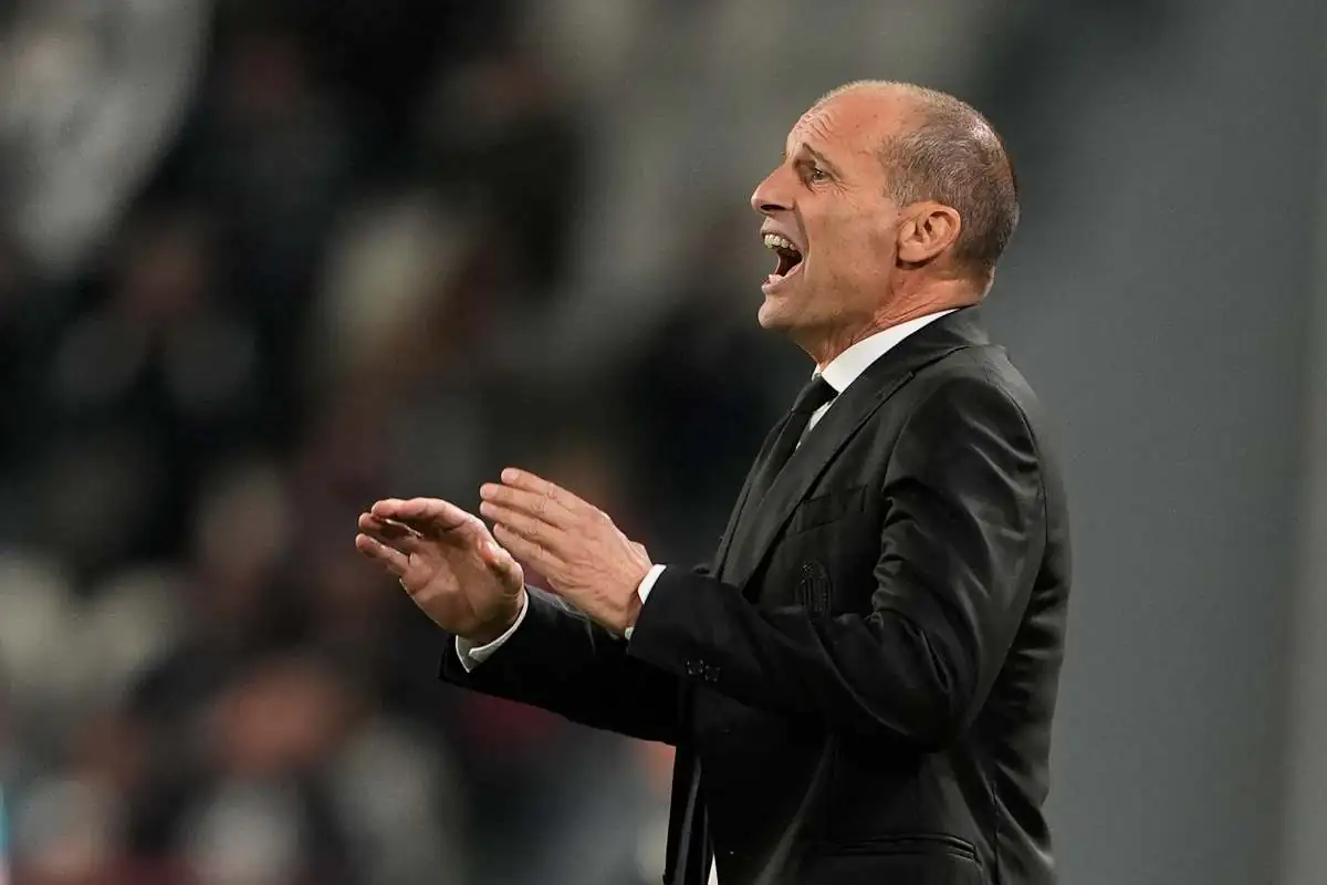 Massimiliano Allegri, allenatore del Milan, dà indicazioni dalla panchina durante una partita della stagione 2025/2026.