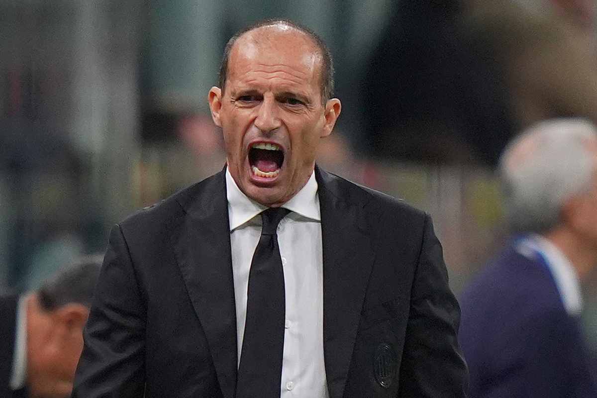 Massimiliano Allegri, allenatore del Milan, urla indicazioni ai suoi giocatori durante una partita della Serie A 2025/26.