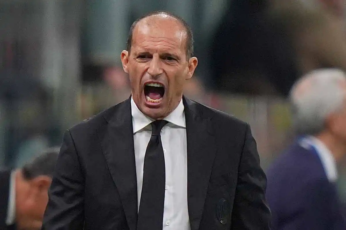 Massimiliano Allegri, allenatore del Milan, urla indicazioni ai suoi giocatori durante una partita della Serie A 2025/26.