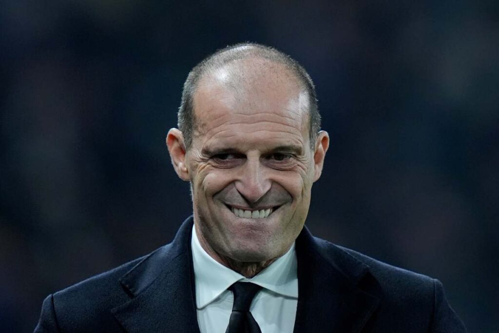Massimiliano Allegri sorride in panchina durante una partita del Milan in Serie A.