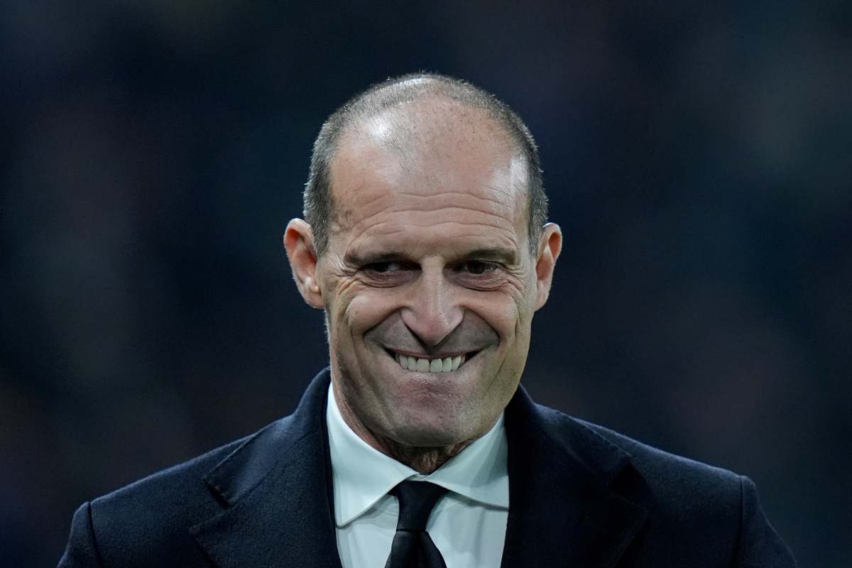 Massimiliano Allegri sorride in panchina durante una partita del Milan in Serie A.