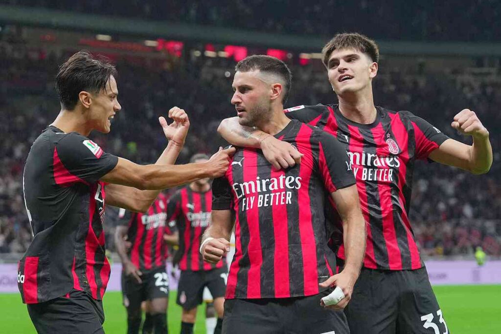 I calciatori del Milan esultano dopo un gol