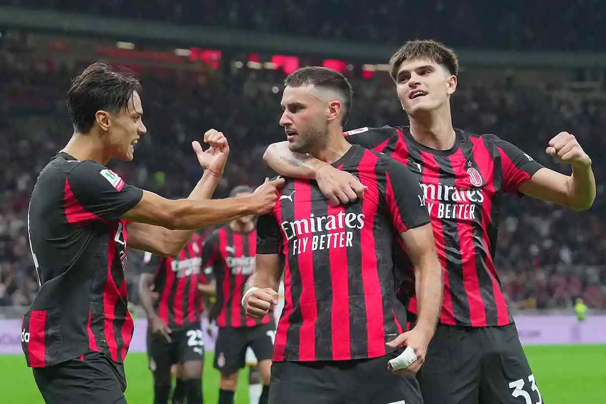 I calciatori del Milan esultano dopo un gol