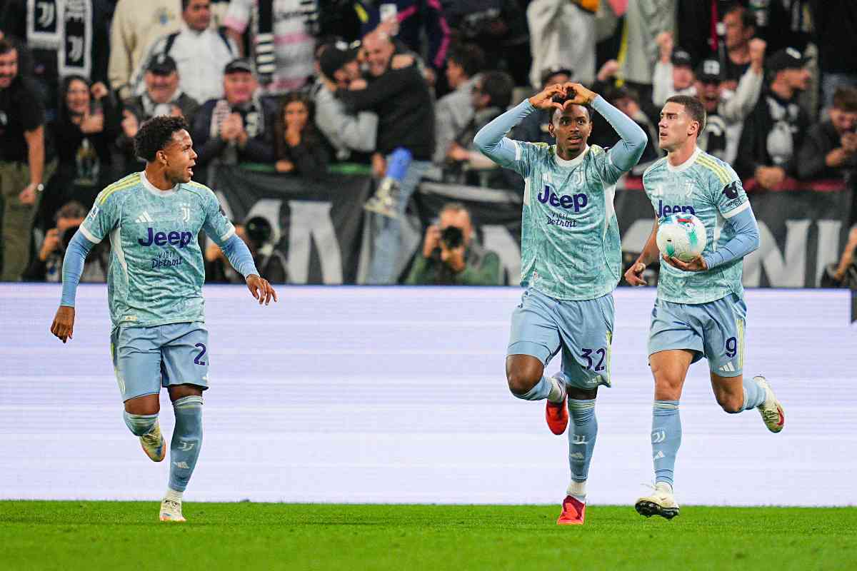 I calciatori della Juventus esultano dopo aver messo a segno una rete