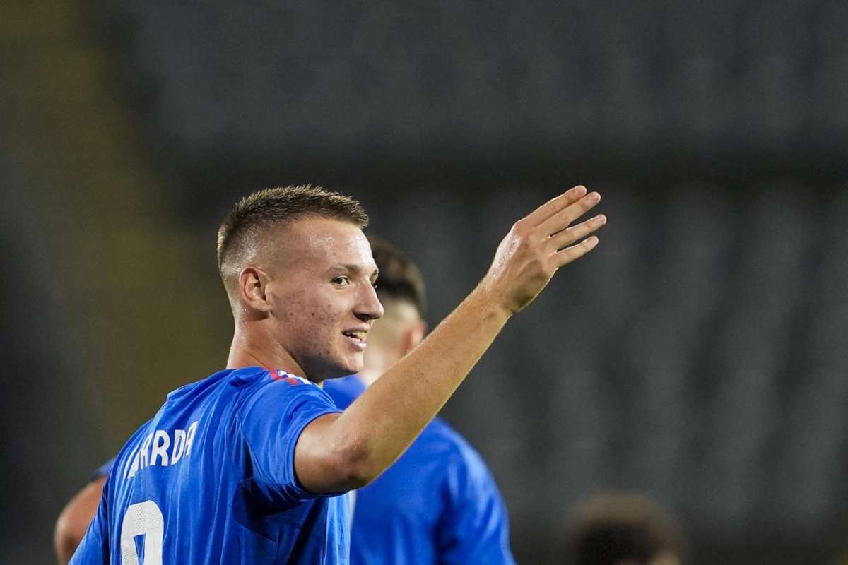 Francesco Camarda sorride e saluta dopo la vittoria dell’Italia Under 21 nelle qualificazioni europee.