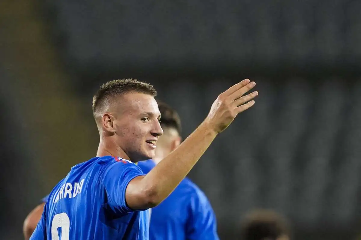 Francesco Camarda sorride e saluta dopo la vittoria dell’Italia Under 21 nelle qualificazioni europee.