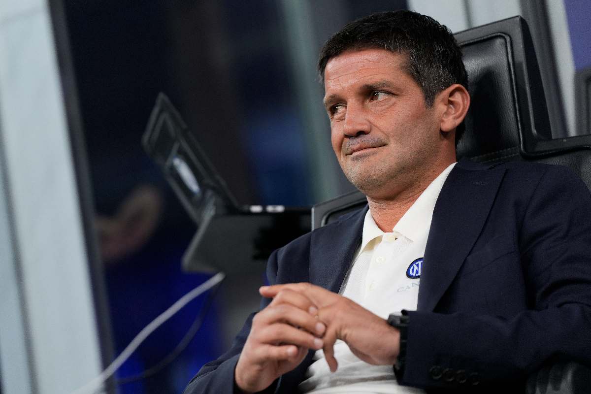 L'allenatore dell'Inter Cristian Chivu seduto in panchina