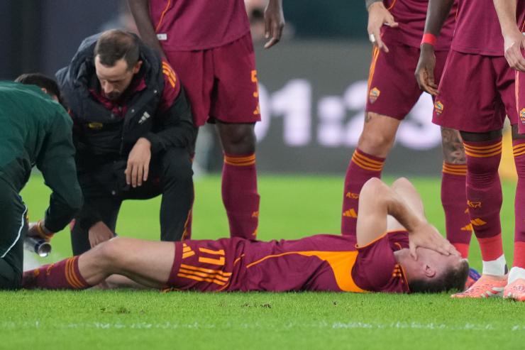 Ferguson è a terra durante una partita di Serie A 2025/26, assistito dai medici per un infortunio.