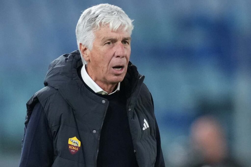 Gian Piero Gasperini, allenatore della Roma, osserva il gioco dalla panchina durante una partita di Serie A 2025/26.