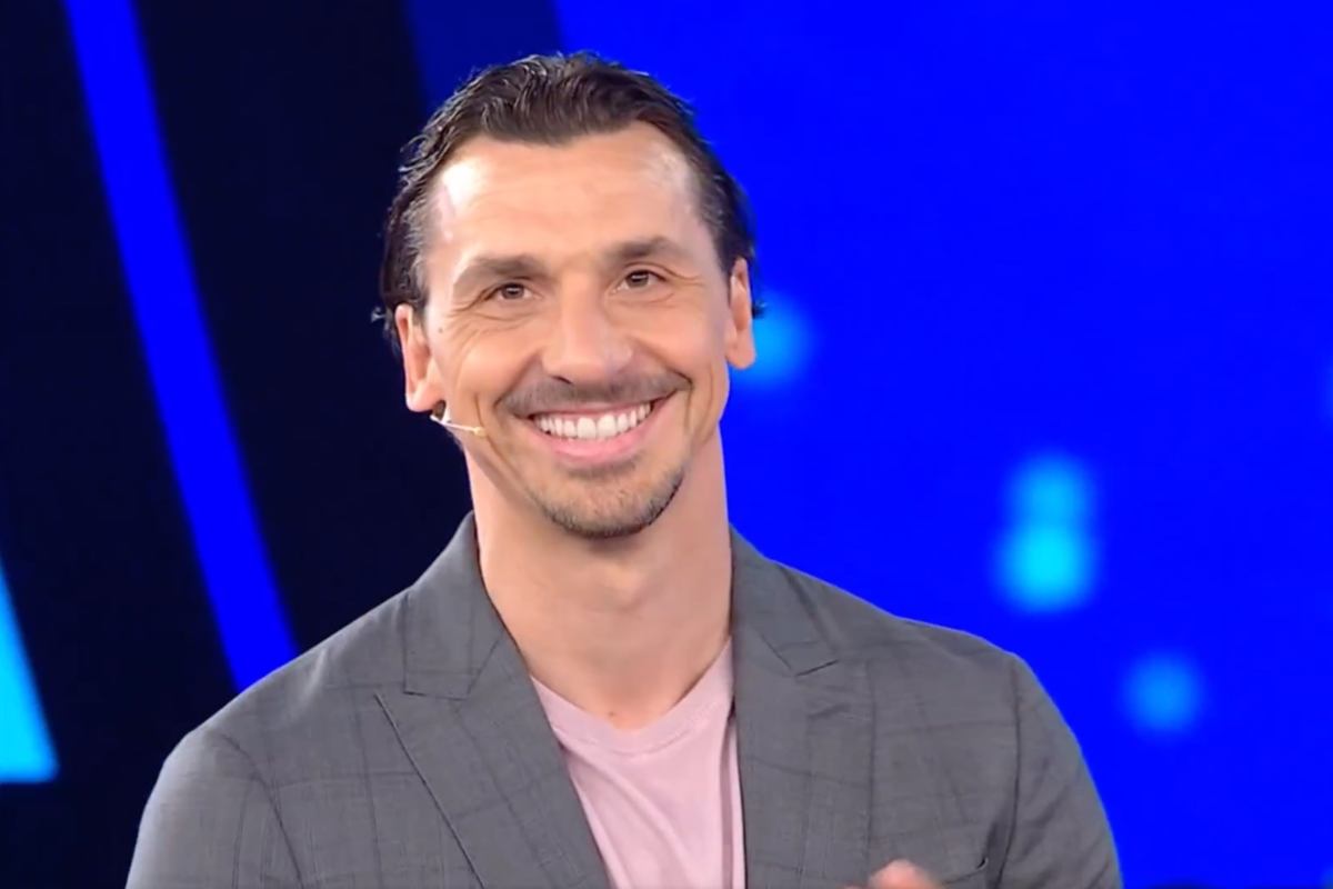 Zlatan Ibrahimović sorride durante un’apparizione in tv, elegante e rilassato mentre parla del Milan