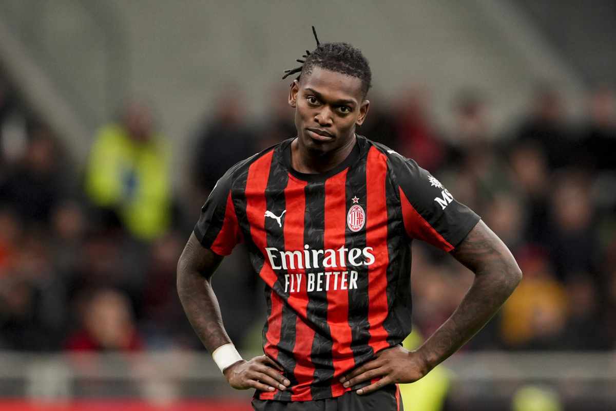 Rafael Leão, attaccante del Milan, con espressione concentrata durante una partita di Serie A 2025/26.