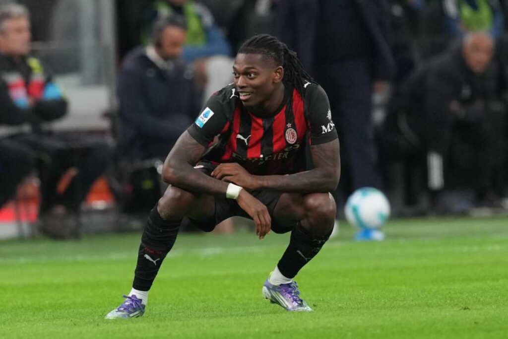 Rafael Leão, attaccante del Milan, si accovaccia sul campo durante una partita di Serie A 2025/26.