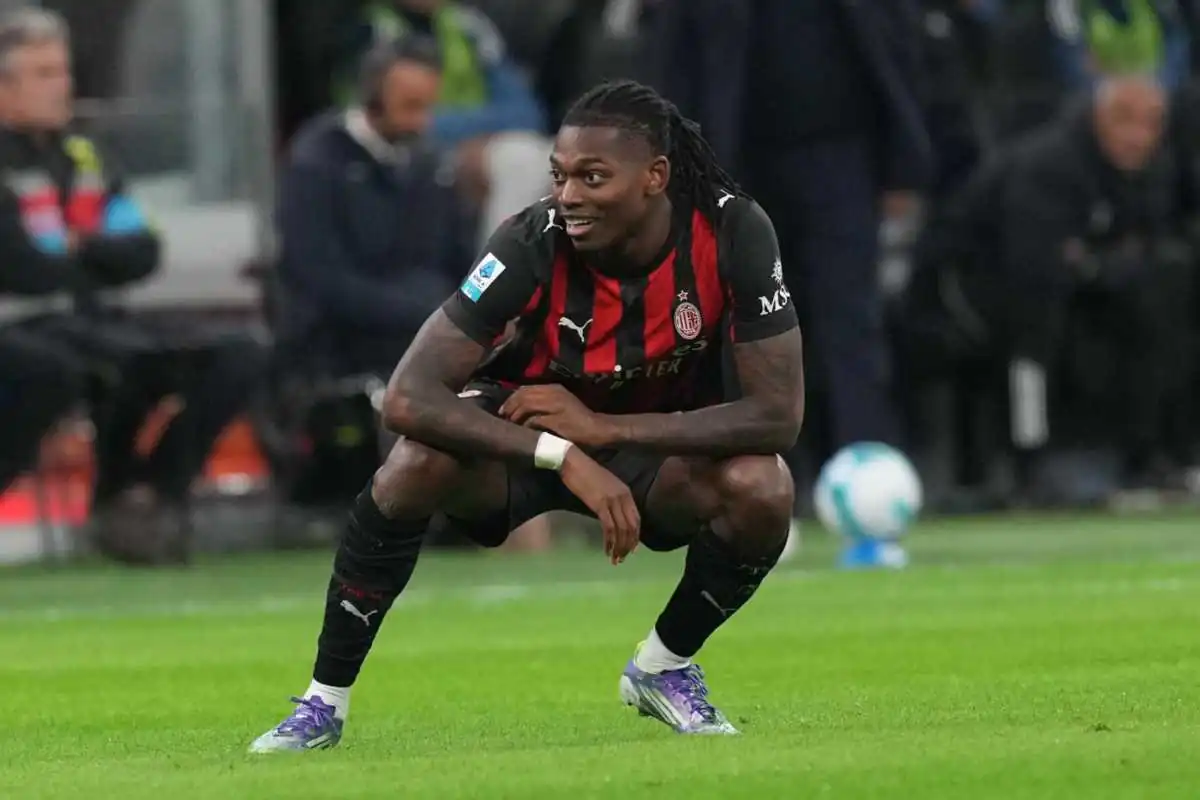 Rafael Leão, attaccante del Milan, si accovaccia sul campo durante una partita di Serie A 2025/26.