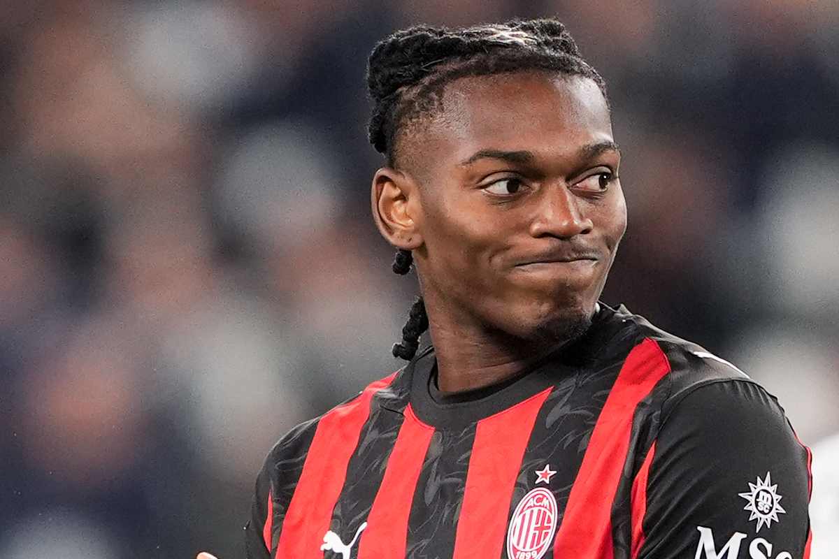 Rafael Leao applaude durante una partita del Milan nel 2025, protagonista di un gesto significativo a Milanello che ha attirato l’attenzione di tifosi e compagni.