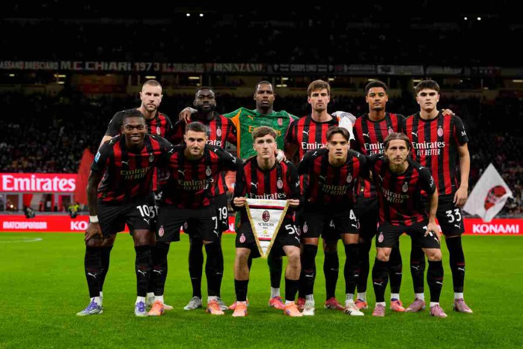 Il Milan schierato in campo prima di una partita di campionato allo stadio San Siro