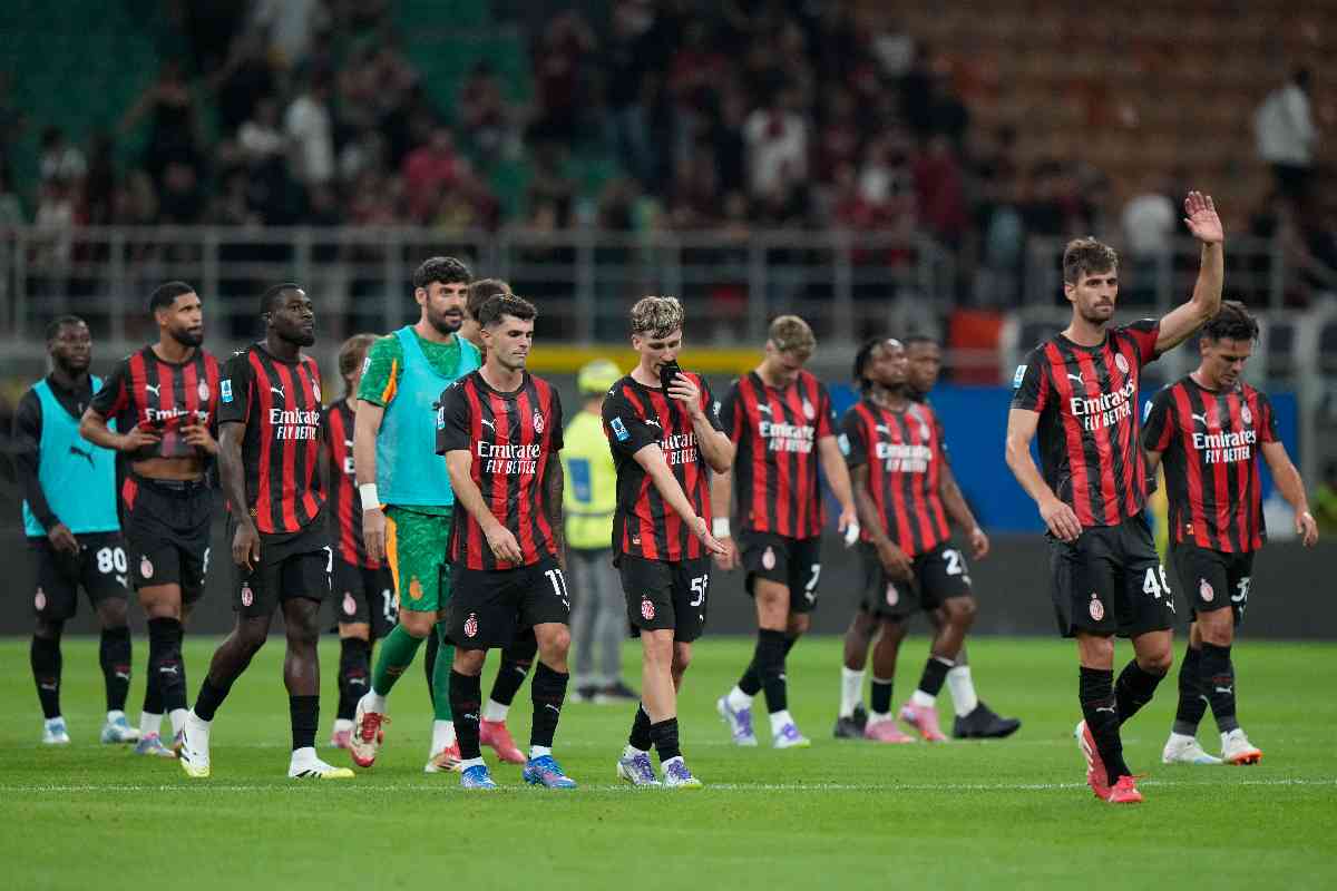 I giocatori del Milan lasciano il campo di San Siro delusi dopo la sconfitta casalinga contro la Cremonese nella Serie A 2025/26.