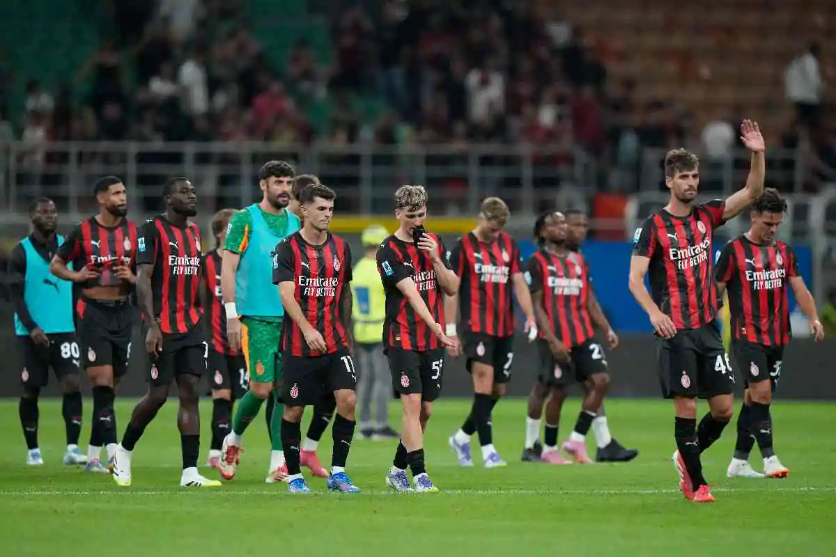 I giocatori del Milan lasciano il campo di San Siro delusi dopo la sconfitta casalinga contro la Cremonese nella Serie A 2025/26.