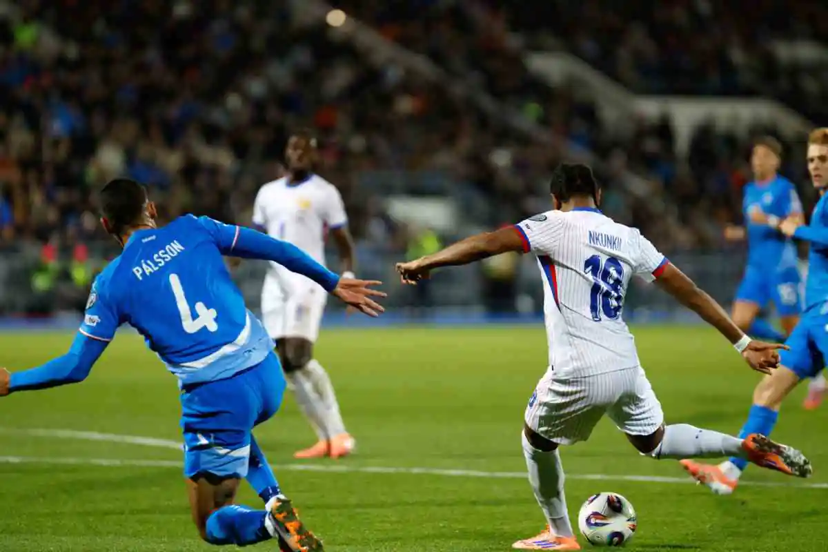 Christopher Nkunku calcia in porta durante Islanda-Francia, partita di qualificazione al Mondiale 2026.