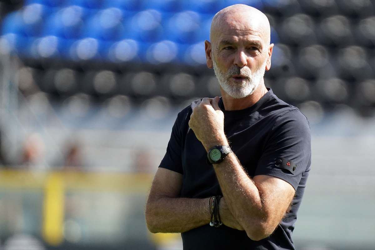 Stefano Pioli a bordocampo impartisce indicazioni durante una partita della stagione 2025/2026.