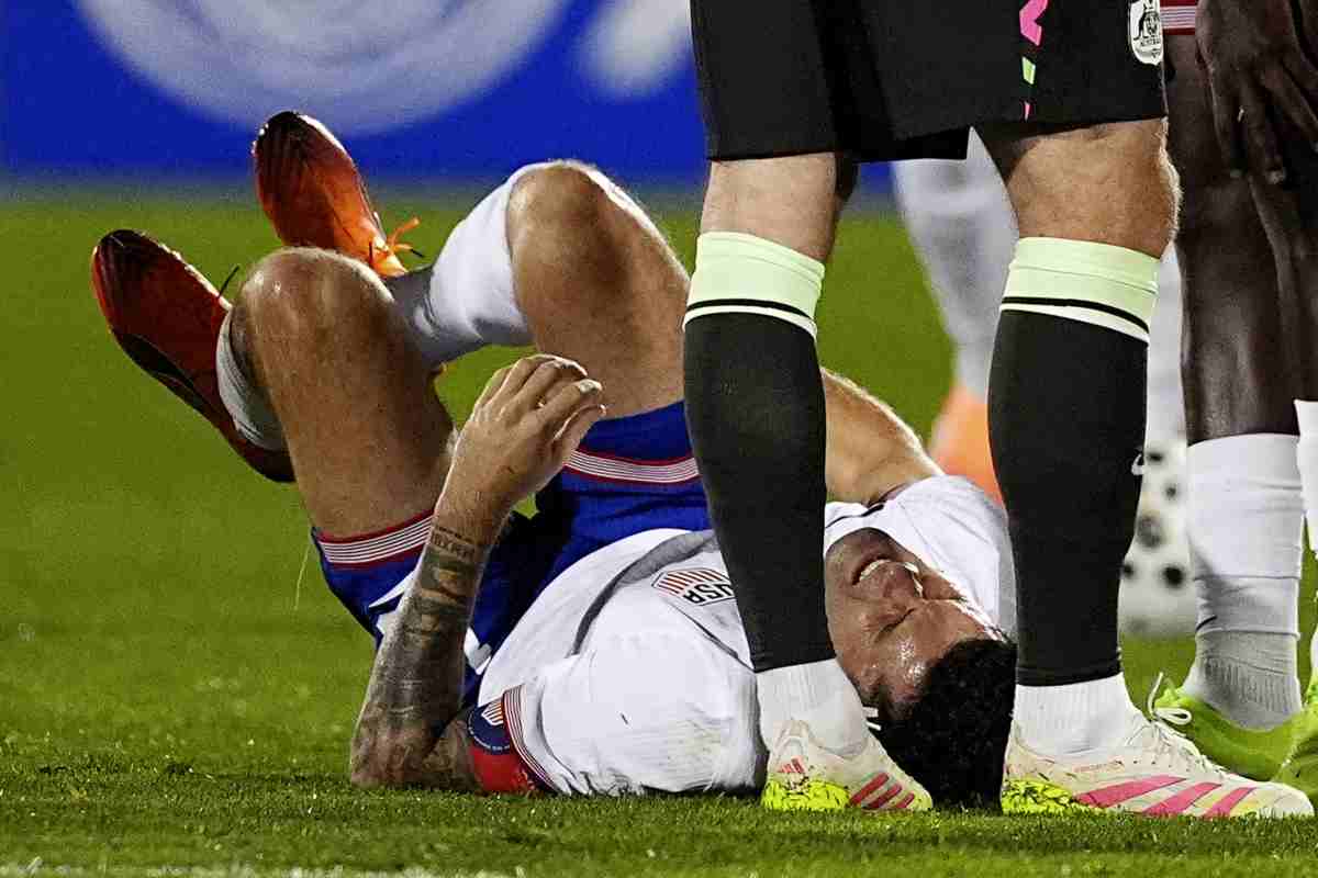 Christian Pulisic si contorce a terra per il dolore dopo un contrasto durante una partita degli Stati Uniti nel 2025.