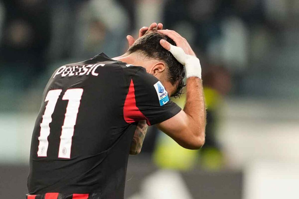 Christian Pulisic si dispera in campo dopo un errore o un infortunio durante una partita del Milan nella stagione 2025/2026.