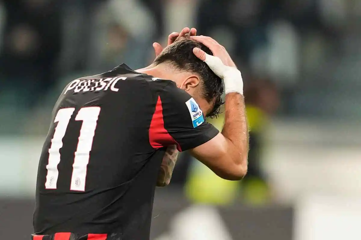 Christian Pulisic si dispera in campo dopo un errore o un infortunio durante una partita del Milan nella stagione 2025/2026.