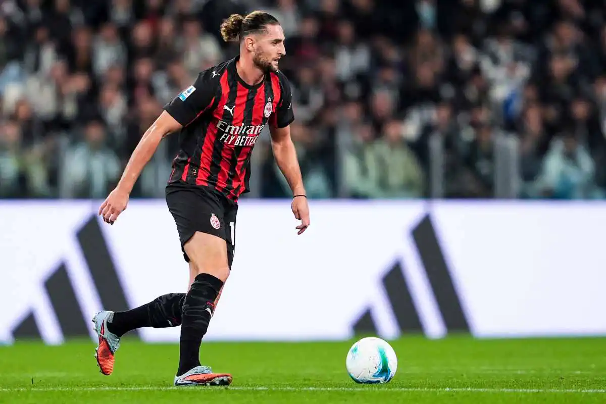 Adrien Rabiot in azione con la maglia del Milan durante una partita di Serie A 2025/2026, prima dello stop per infortunio.