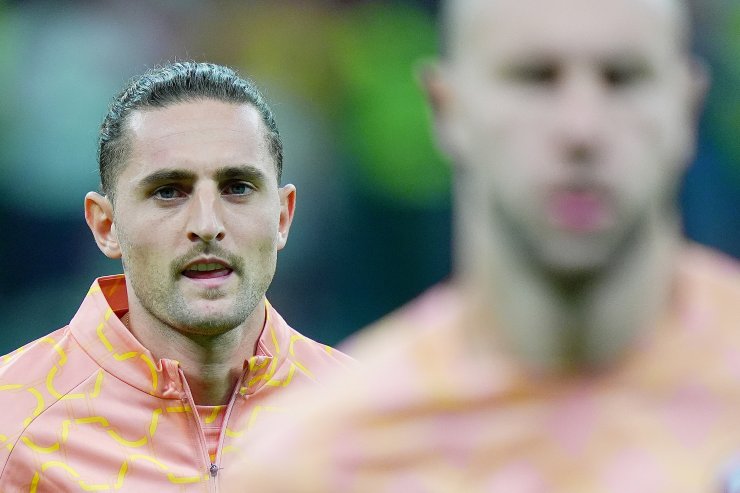 Adrien Rabiot del Milan si concentra durante il riscaldamento pre-partita allo Stadium.