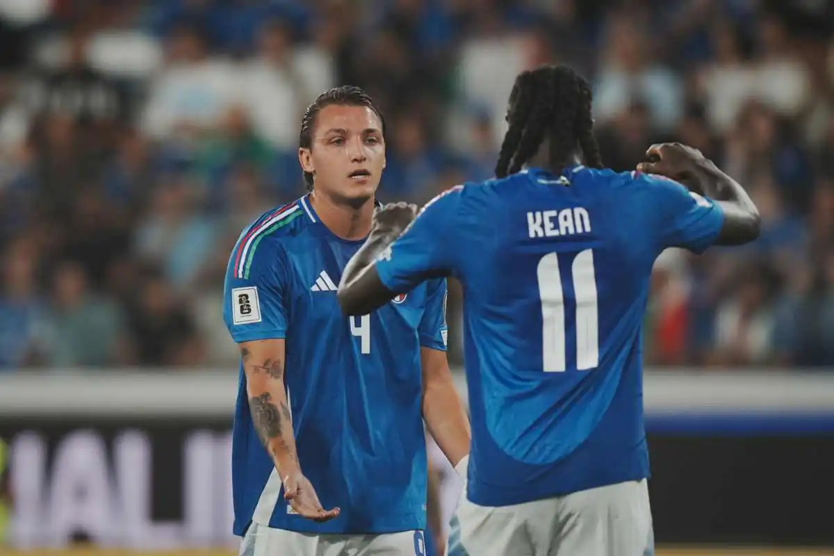 Mateo Retegui e Moise Kean, giocatori della Nazionale Italiana, durante una partita di qualificazioni con la maglia azzurra 2025