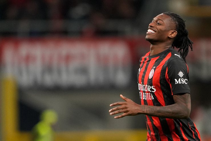 Il calciatore Rafael Leao in campo con la maglia del Milan